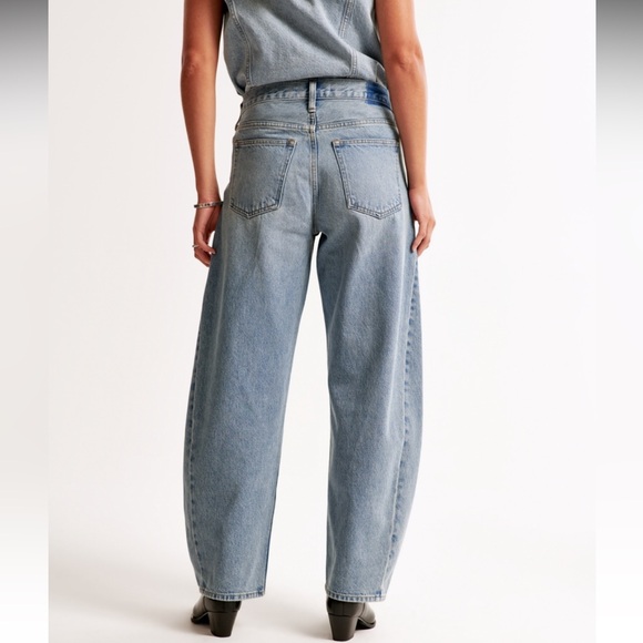NWT Abercrombie Mid Rise Barrel Jeans - Picture 3 of 5